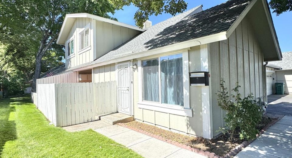 1601 London Circle, Sparks, NV 89431 Photo