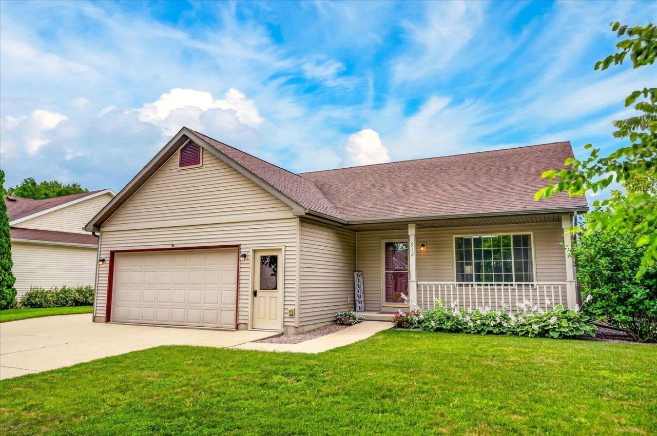 912 Vista Ridge Drive, Mount Horeb, WI 53572 Main Photo