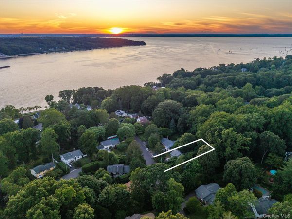 21 Woodridge Lane , Sea Cliff, NY 11579
