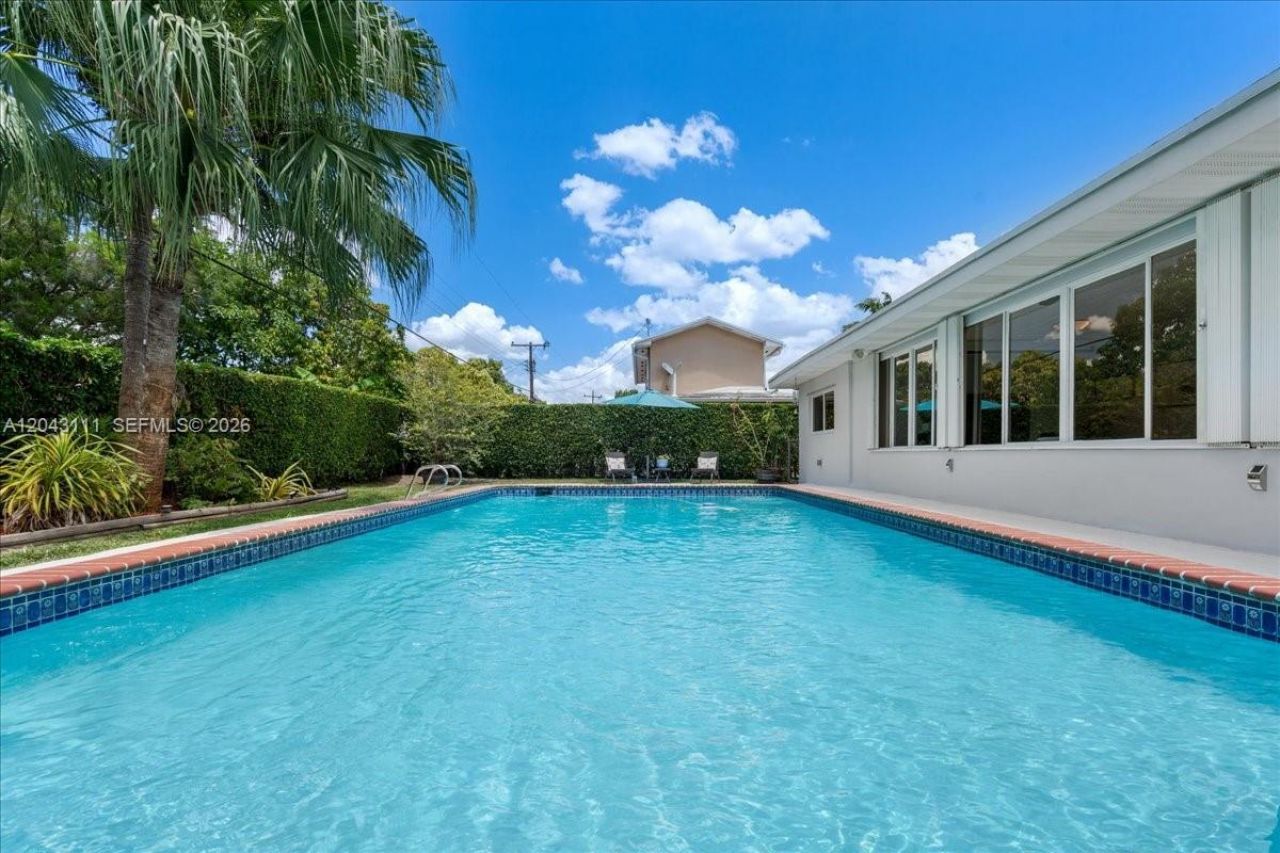 8341 SW 14th St , Miami, FL 33144 Photo