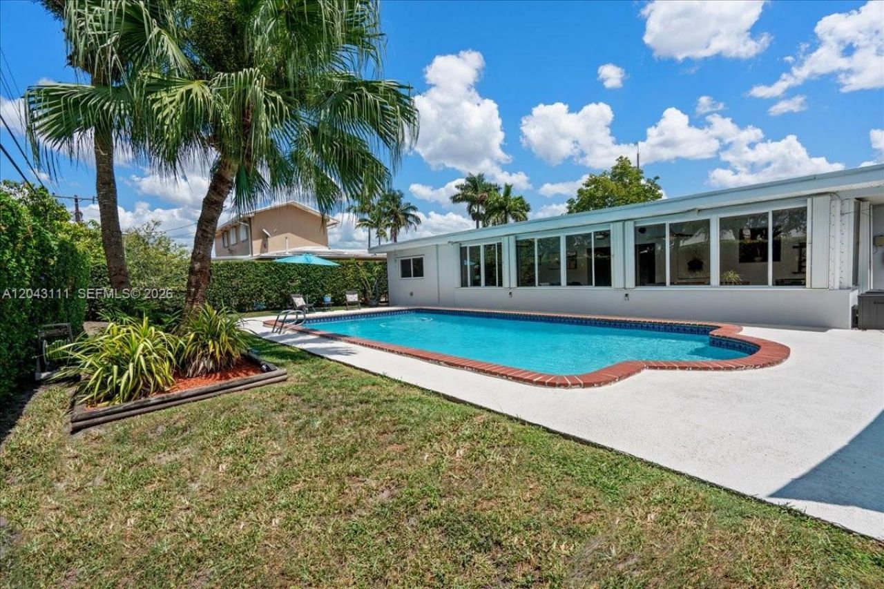 8341 SW 14th St , Miami, FL 33144 Photo