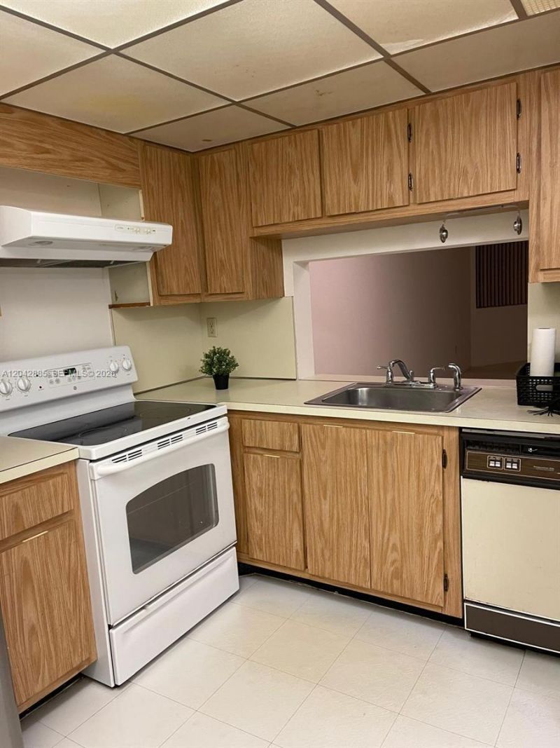 20840 San Simeon Way, Unit 308, Miami, FL 33179 Photo