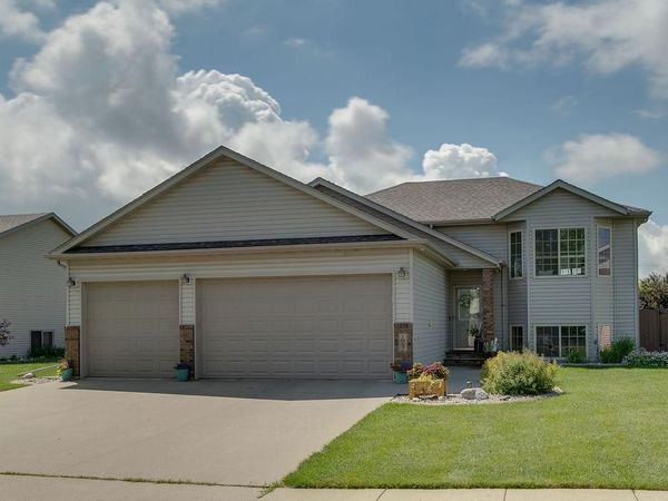 1087 Parkway Lane, West Fargo, ND 58078