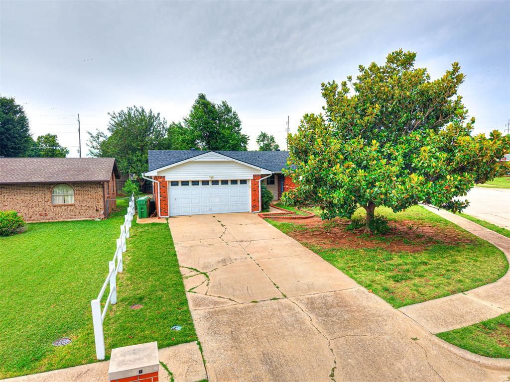 411 Oak Creek Drive, Yukon, OK 73099 Main Photo