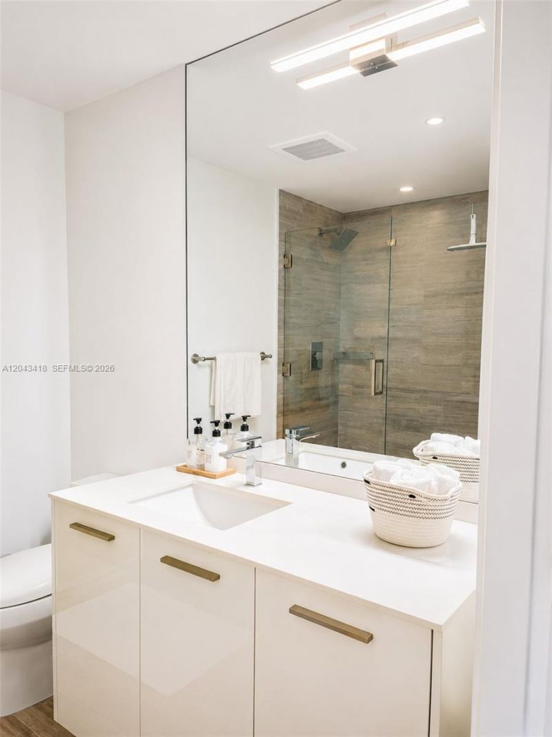 1300 Brickell Bay Dr , Unit 1806, Miami, FL 33131 Photo