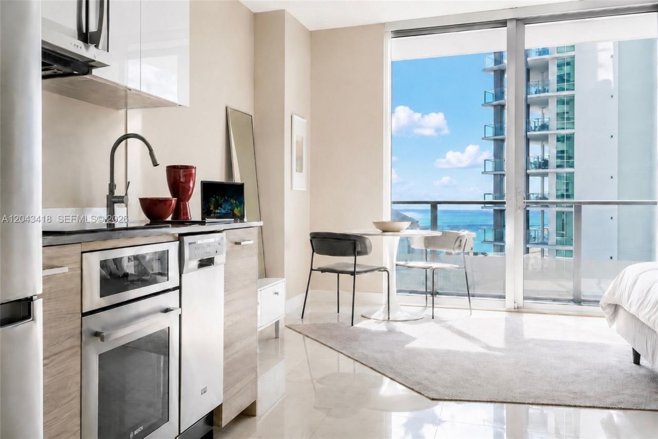 1300 Brickell Bay Dr , Unit 1806, Miami, FL 33131 Photo