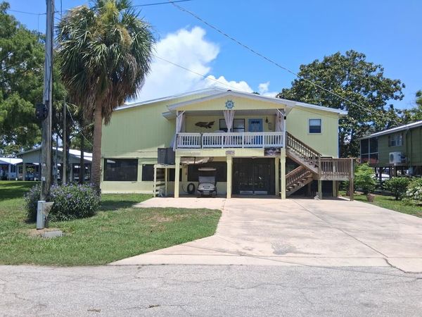 89 236th St, Suwannee, FL 32692