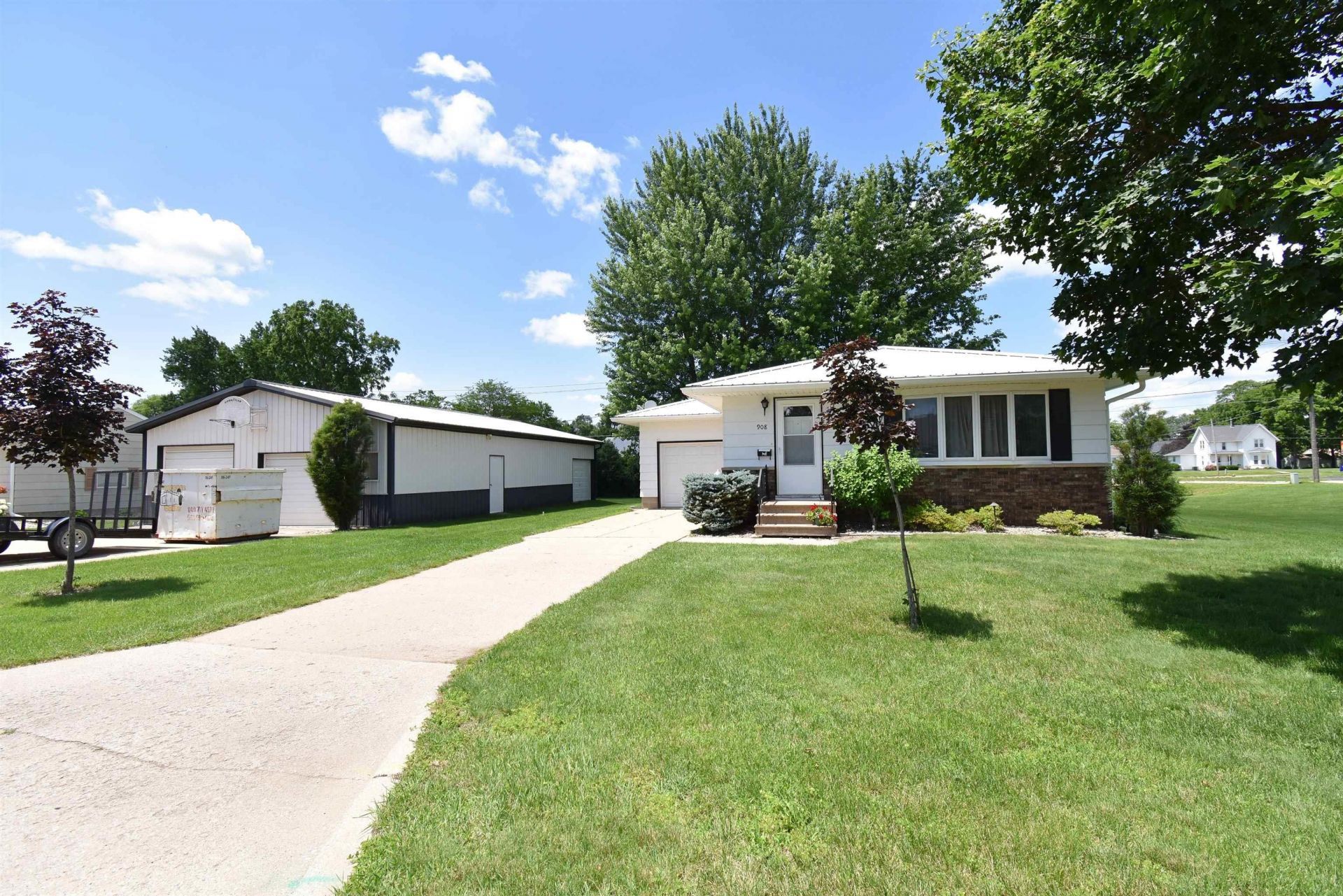 908 1st Ave. S.e., Oelwein, IA 50662 Main Photo