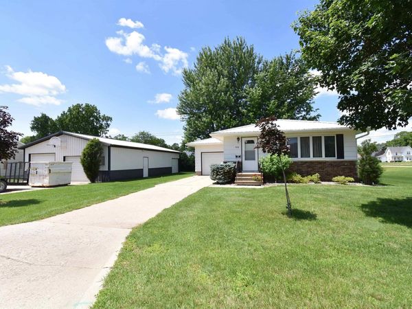908 1st Ave. S.E., Oelwein, IA 50662