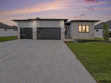 9160 Hillcrest Trail, Lincoln, NE 68510