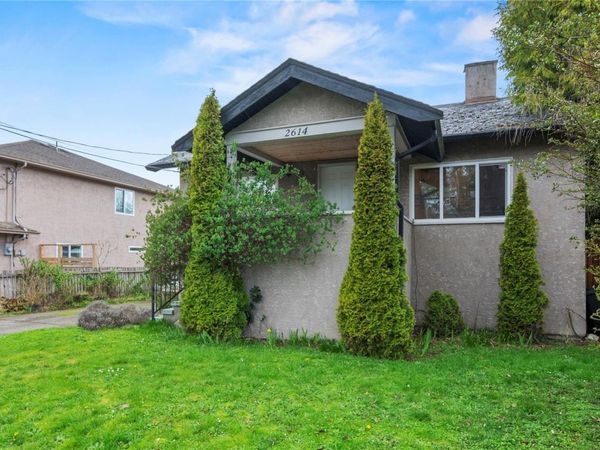 2614 Scott St , Victoria, BC V8R 4H9