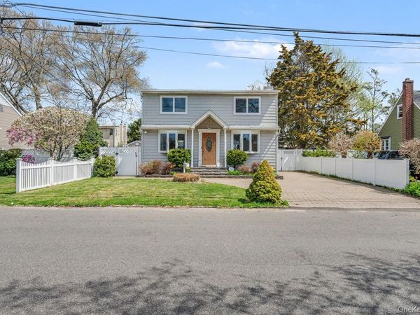 408 N Broome Avenue, Lindenhurst, NY 11757