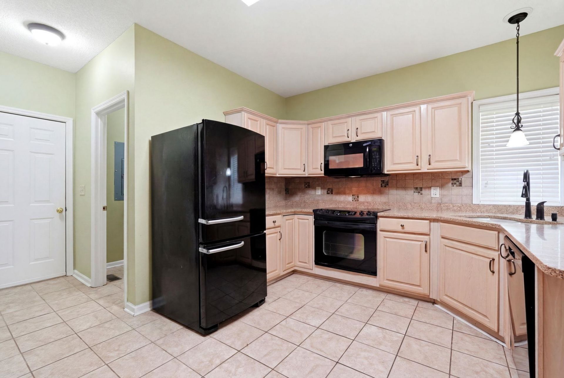 3092 Kings Ct. Photo 10