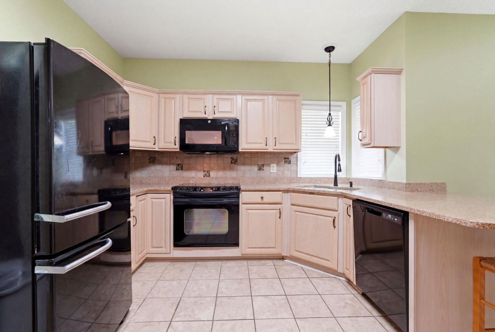 3092 Kings Ct. Photo 8