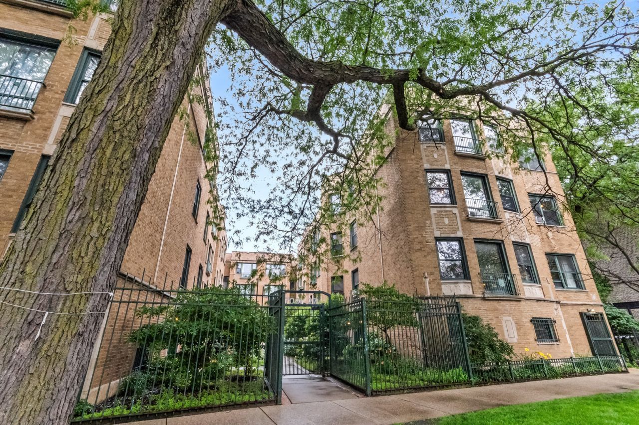 7021 N Sheridan Road, Chicago, IL 60626