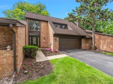 2141 Bordeaux Street, West Bloomfield Twp, MI 48323