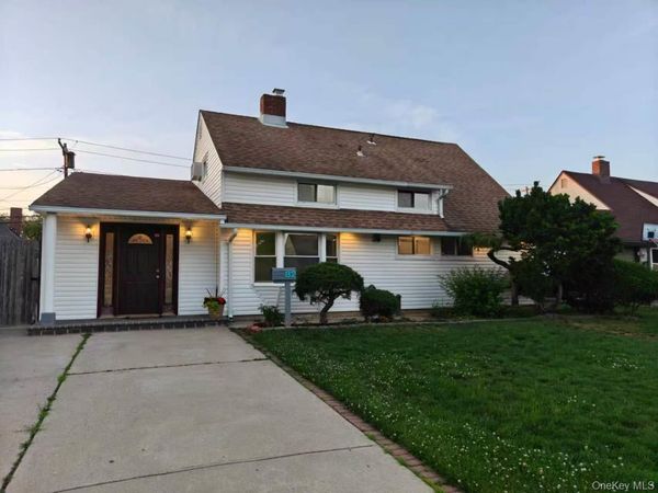82 Lantern Road , Hicksville, NY 11801