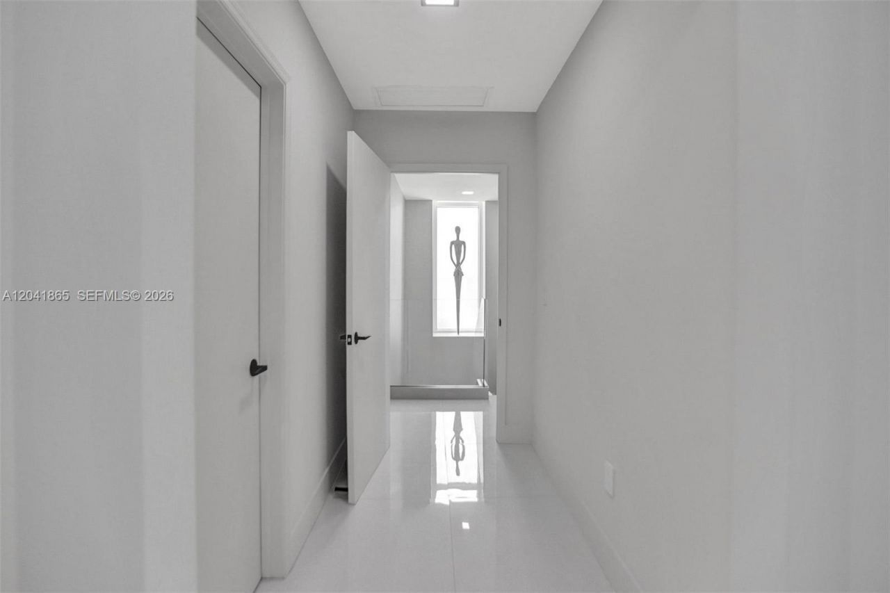950 Brickell Bay Dr , Unit 5608, Miami, FL 33131 Photo