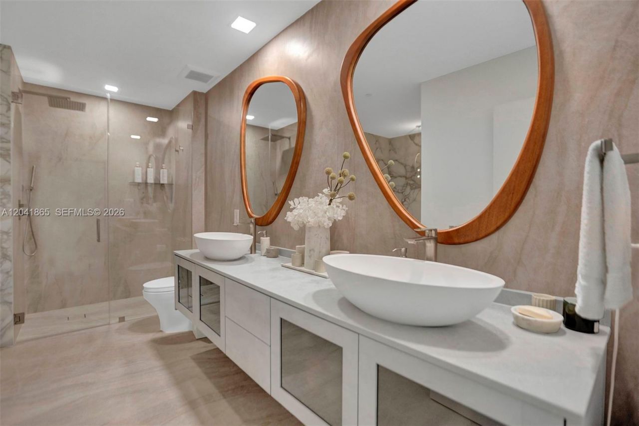 950 Brickell Bay Dr , Unit 5608, Miami, FL 33131 Photo