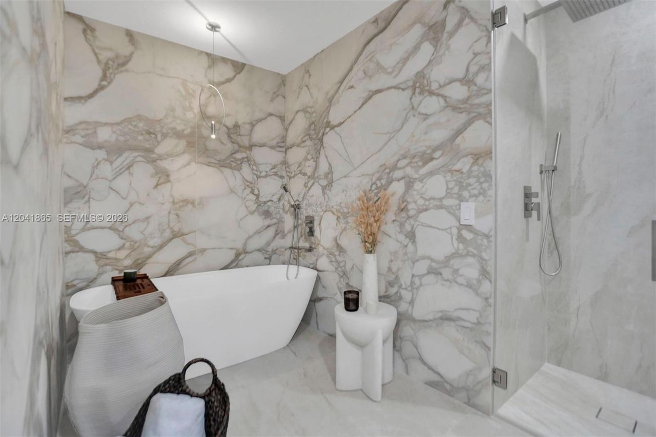 950 Brickell Bay Dr , Unit 5608, Miami, FL 33131 Photo