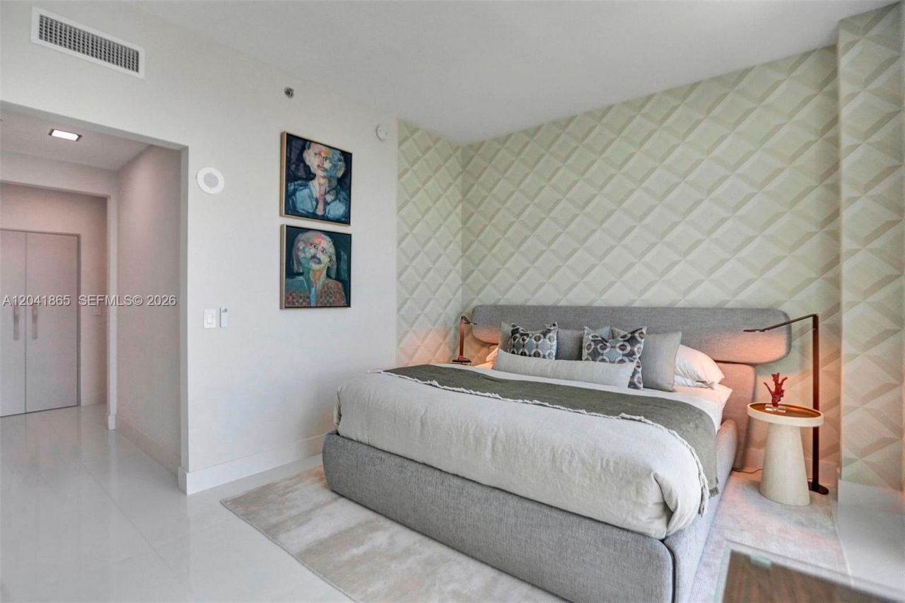 950 Brickell Bay Dr , Unit 5608, Miami, FL 33131 Photo