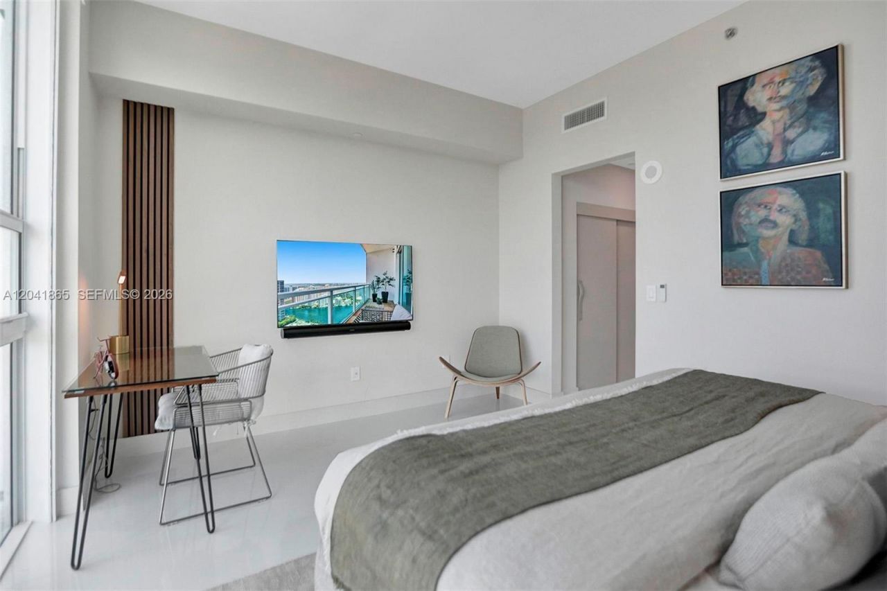 950 Brickell Bay Dr , Unit 5608, Miami, FL 33131 Photo