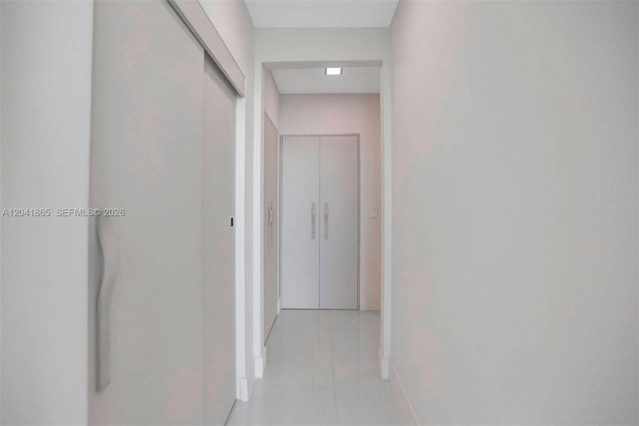 950 Brickell Bay Dr , Unit 5608, Miami, FL 33131 Photo