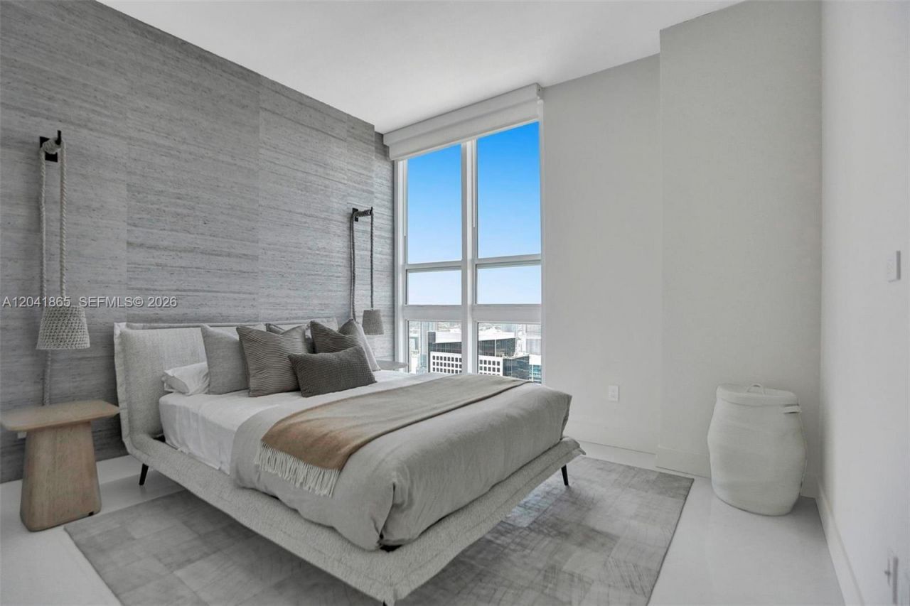 950 Brickell Bay Dr , Unit 5608, Miami, FL 33131 Photo