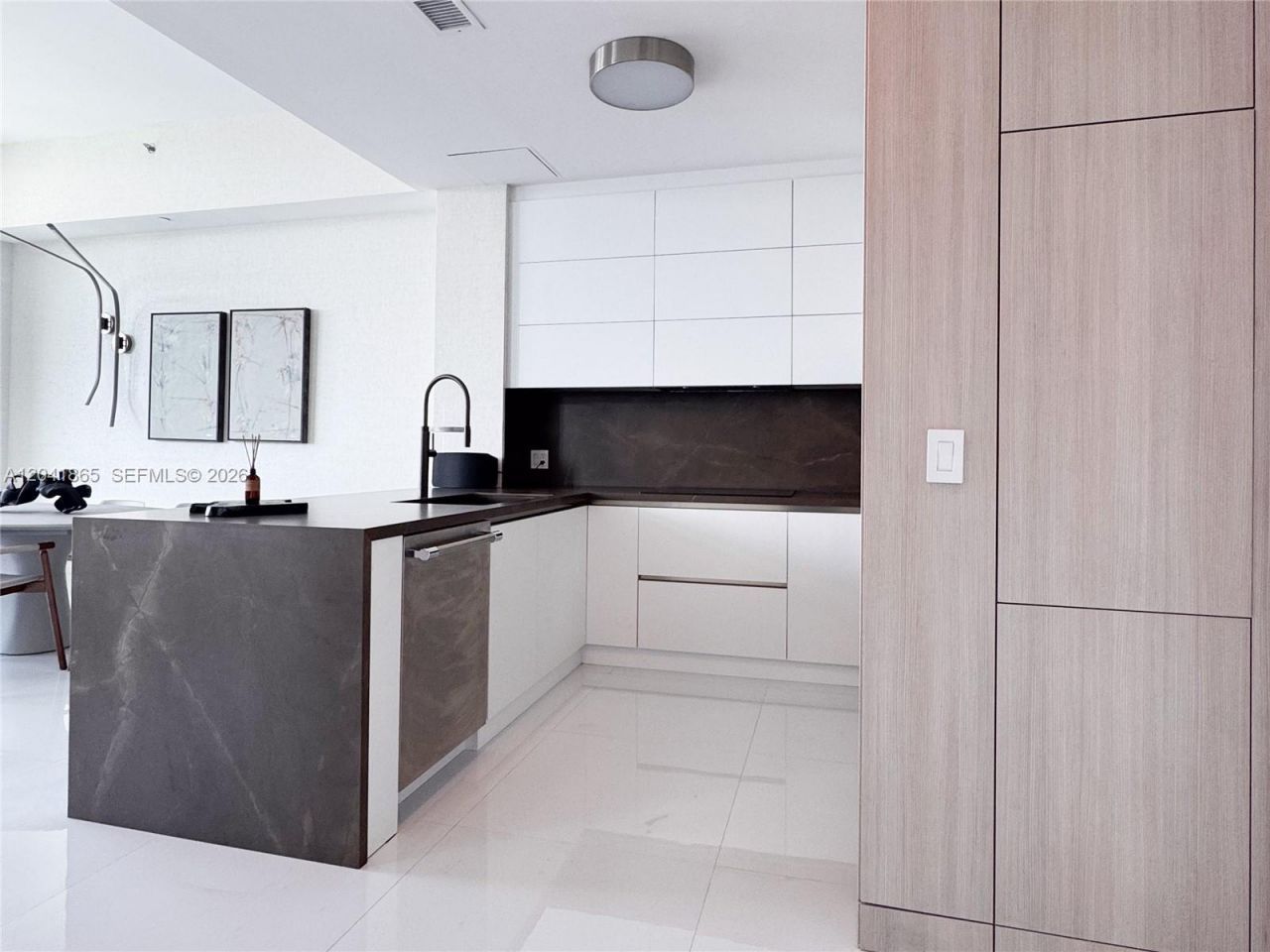 950 Brickell Bay Dr , Unit 5608, Miami, FL 33131 Photo