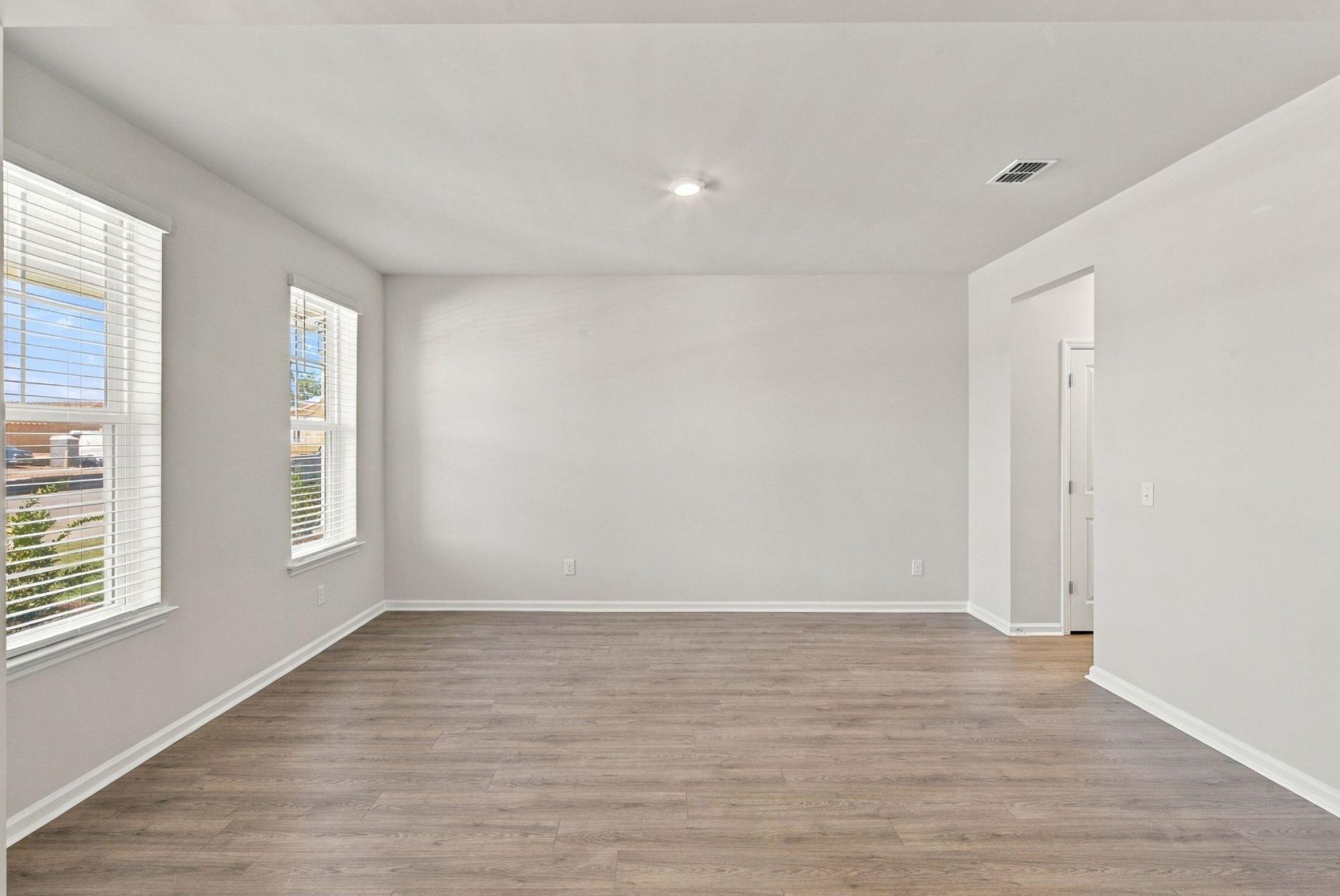 438 White Magnolia Street Photo 9