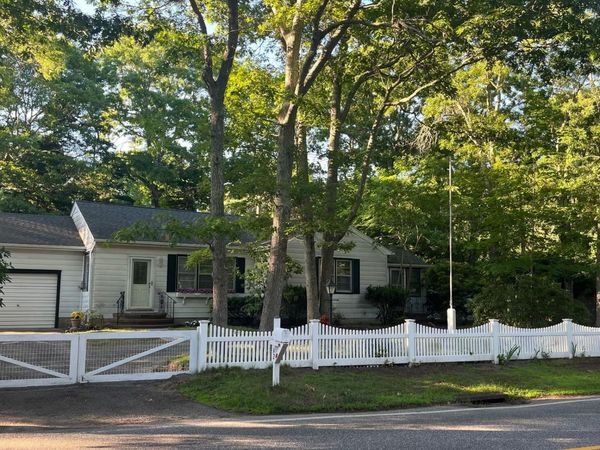 62 Squires Avenue , East Quogue, NY 11942
