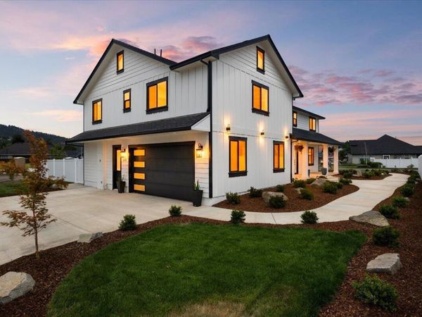 610 Pheasant Creek Drive, Central Point, OR 97502