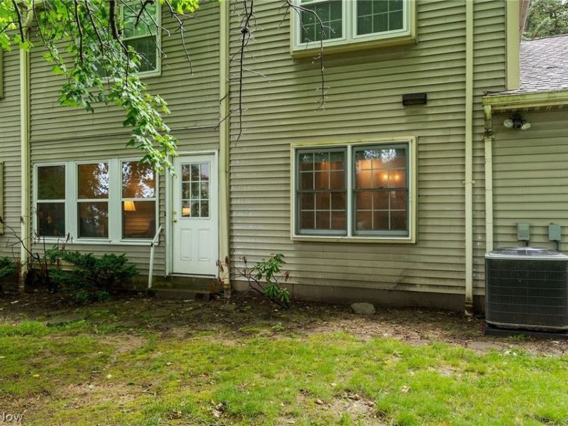 1338 Fox Run Drive, Youngstown, OH 44512 Photo 3