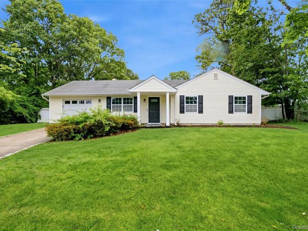 15 Groton Lane , Coram, NY 11727