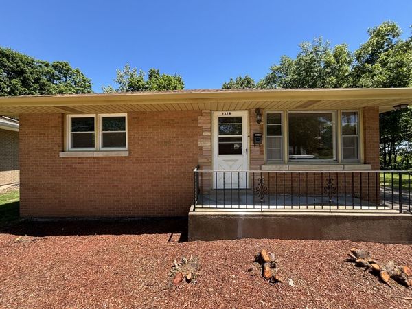 1329 Eastview Drive , Waukegan, IL 60085