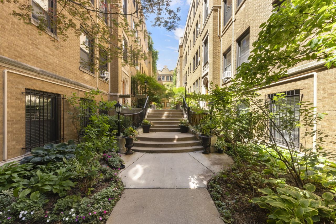 640 W Waveland Avenue, Unit 4A, Chicago, IL 60613 Main Photo