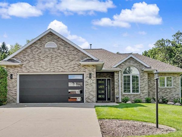 5 E Dovetail Pl, Coralville, IA 52241