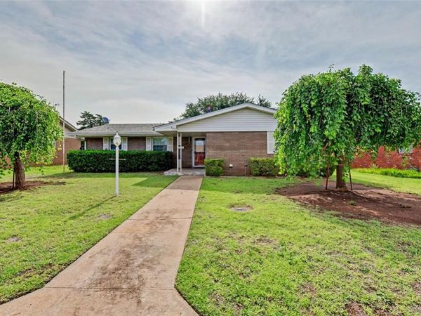 306 Spurlin Drive, Sayre, OK 73662