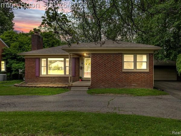 1179 Hampton Road, Grosse Pointe Woods, MI 48236