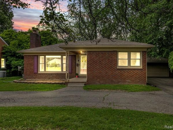 1179 Hampton Road, Grosse Pointe Woods, MI 48236