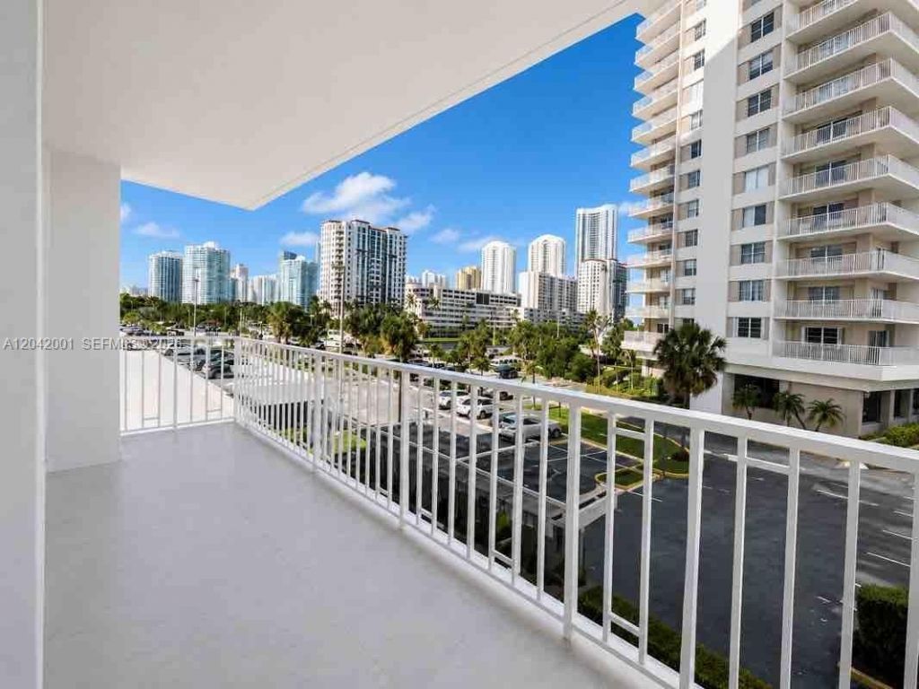 500 Bayview Dr, Unit 232, Sunny Isles Beach, FL 33160 Photo
