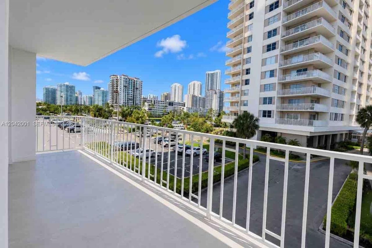500 Bayview Dr, Unit 232, Sunny Isles Beach, FL 33160 Photo