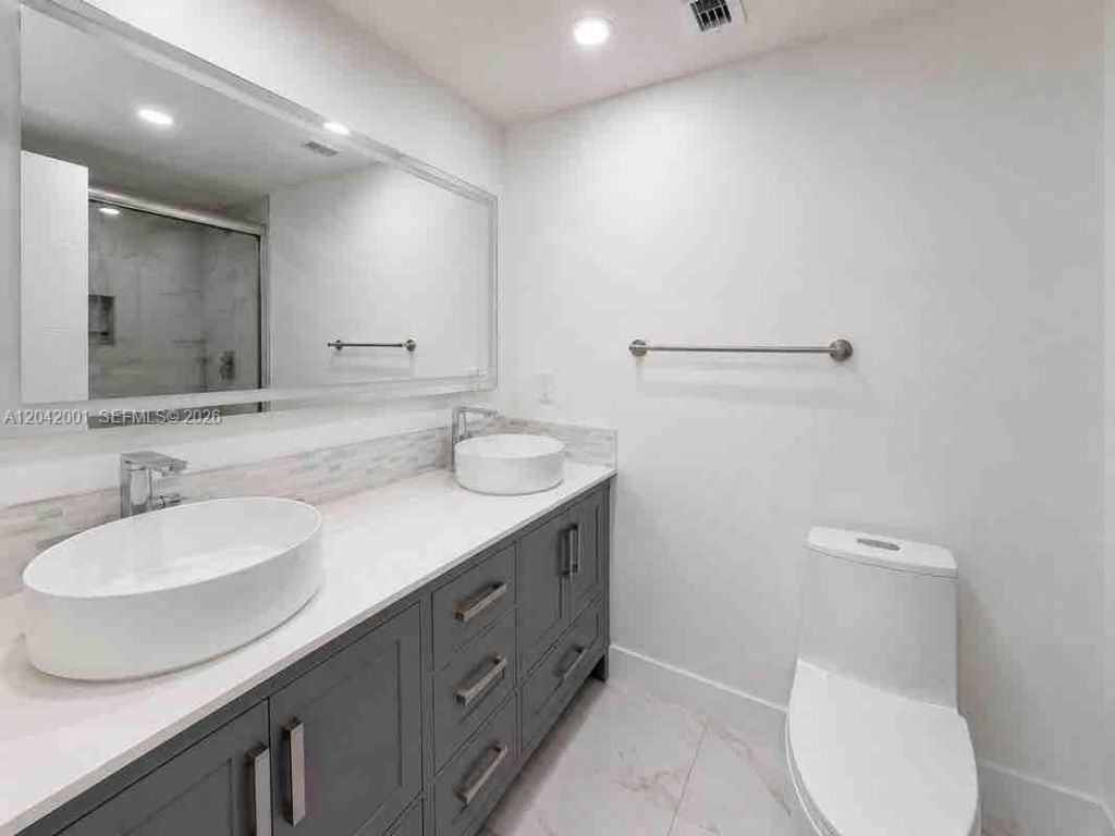500 Bayview Dr, Unit 232, Sunny Isles Beach, FL 33160 Photo