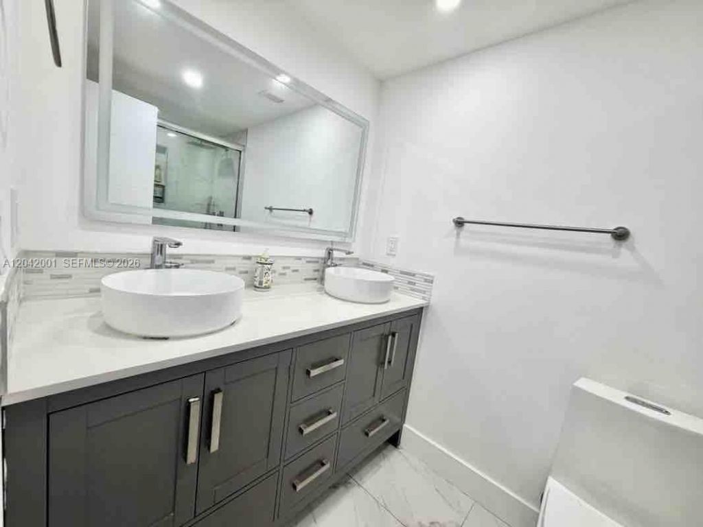 500 Bayview Dr, Unit 232, Sunny Isles Beach, FL 33160 Photo