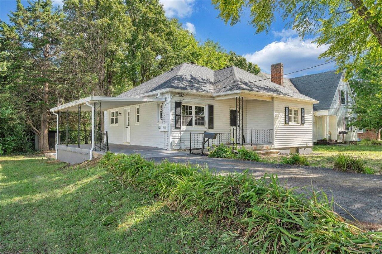 323 Whittaker Ave Ne, Roanoke, VA 24012 Main Photo