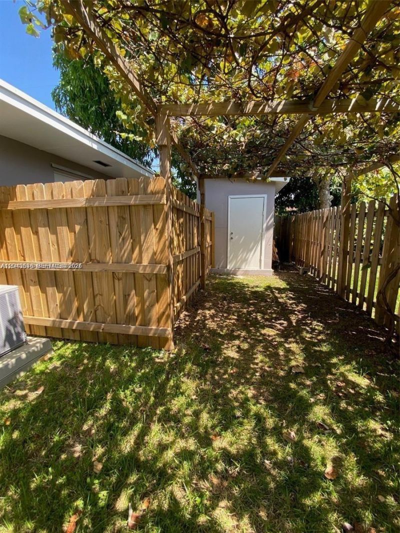 1005 NE 2nd St , Hallandale Beach, FL 33009 Photo