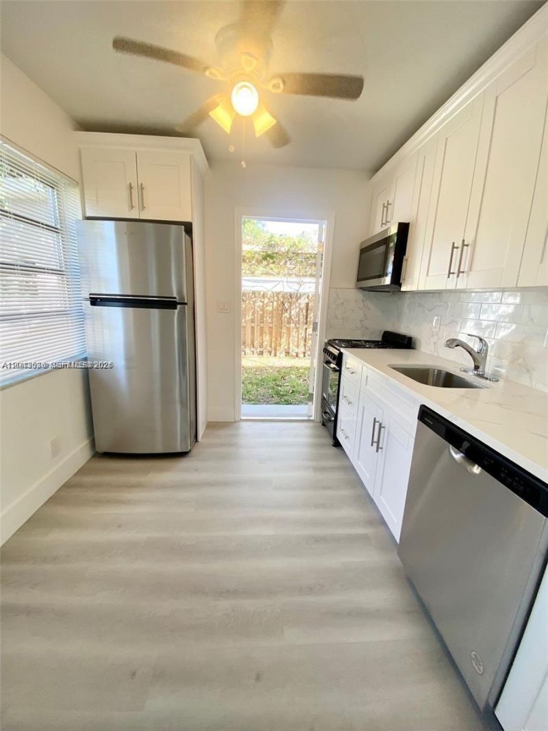 1005 NE 2nd St , Hallandale Beach, FL 33009 Photo