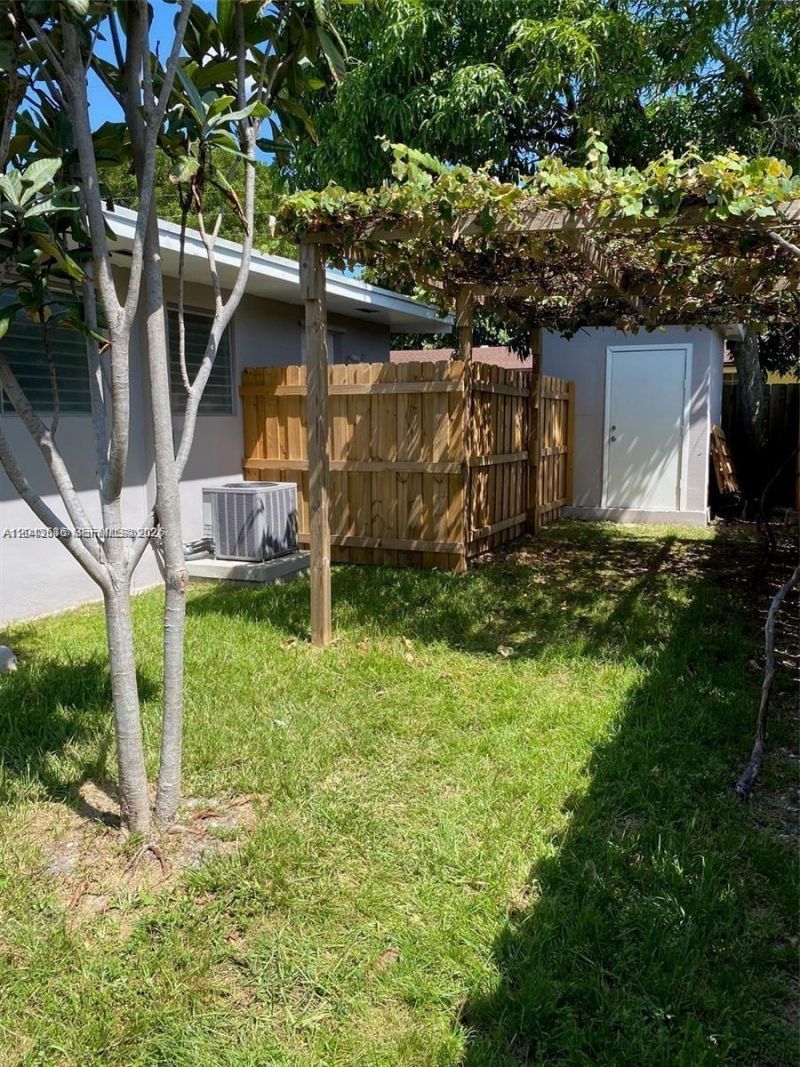 1005 NE 2nd St , Hallandale Beach, FL 33009 Photo