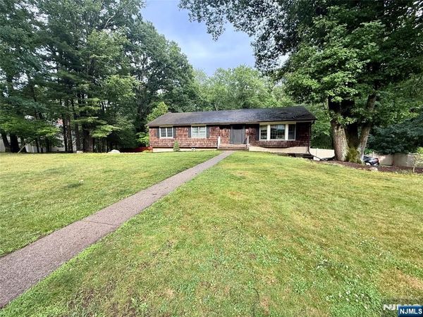 60 Eileen Drive, MAHWAH, NJ 07430