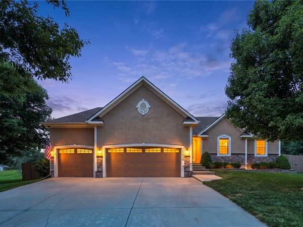 10658 S EMERALD Street, Olathe, KS 66061